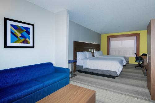 Holiday Inn Express Hotel & Suites Woodbridge, an IHG Hotel