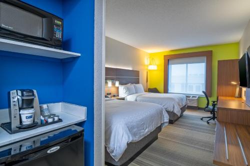 Holiday Inn Express Hotel & Suites Woodbridge, an IHG Hotel