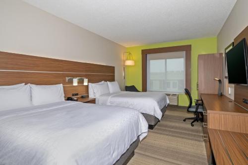 Holiday Inn Express Hotel & Suites Woodbridge, an IHG Hotel