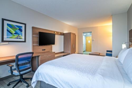 Holiday Inn Express Hotel & Suites Woodbridge