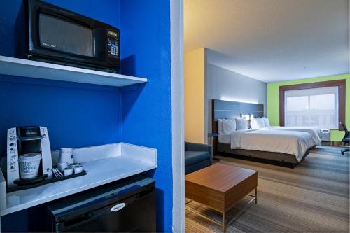 Holiday Inn Express Hotel & Suites Woodbridge, an IHG Hotel