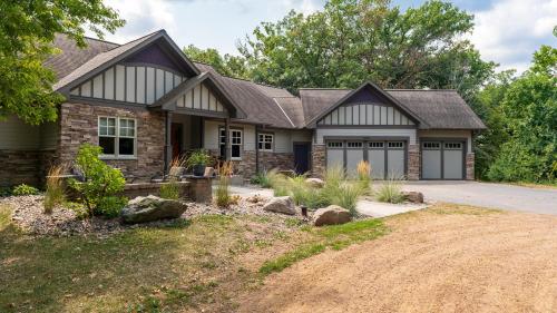 Woodhaven Retreat in Shakopee, USA