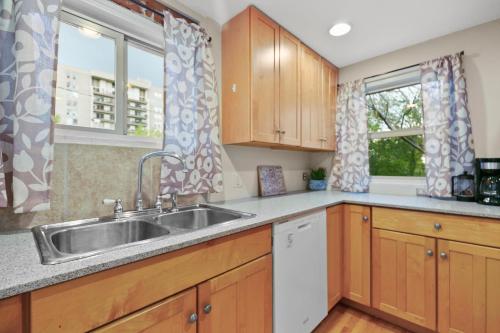 1147 Vine St in Capitol Hill