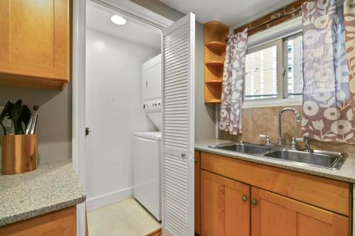 1147 Vine St in Capitol Hill