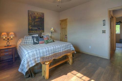 Pine River Cabin 2 BR Bayfield in Bayfield, USA