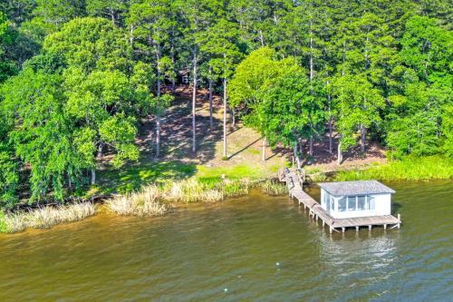 . Lakefront Hidden Pines Cottage with Boathouse