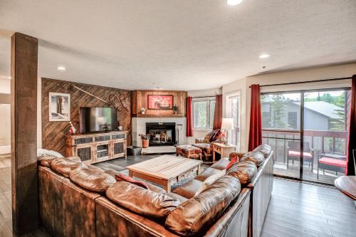 Cimarron Bear Condo: Fantastic Location, Sleeps 8 in Four O'Clock