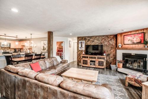 Cimarron Bear Condo: Fantastic Location, Sleeps 8 in Four O'Clock