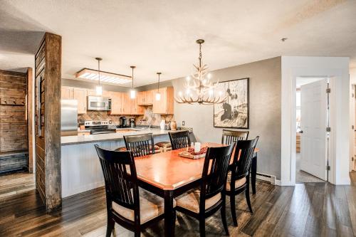 Cimarron Bear Condo: Fantastic Location, Sleeps 8 in Four O'Clock