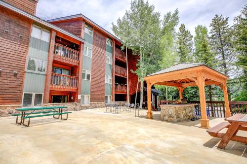 Cimarron Bear Condo: Fantastic Location, Sleeps 8 in Four O'Clock