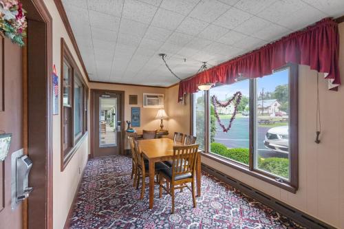 Létesítmények, Glass House Inn Erie in Erie Városközpont