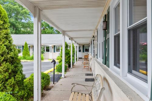 Glass House Inn Erie Near I-90 & I-79 - image 6