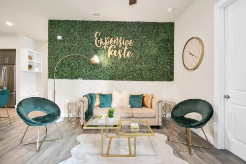 Designer Suite- Centrally located downtown near Galleria, Midtown, Medical Center, & Art District