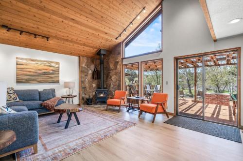 Otter River Lodge in Tumalo