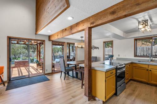 Otter River Lodge in Tumalo