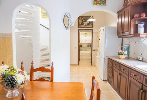 Kitchen, JB - Monte Joao Moleiro With Shared Pull in Arretorta