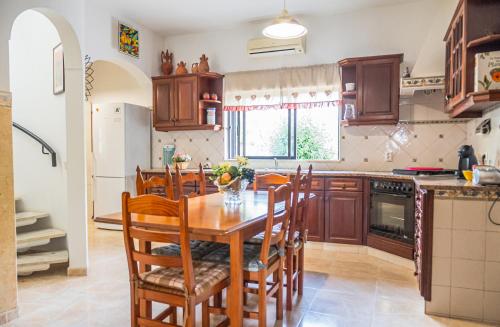 Kitchen, JB - Monte Joao Moleiro With Shared Pull in Arretorta