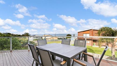 Balkons/terase, Shore Thing - Spacious Retreat for 15 Guests in Lake Tyers Beach