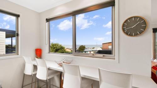 Iekārtas, Shore Thing - Spacious Retreat for 15 Guests in Lake Tyers Beach