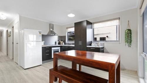 virtuve, Shore Thing - Spacious Retreat for 15 Guests in Lake Tyers Beach