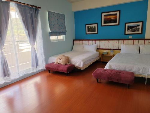 Standard Quadruple Room image 5