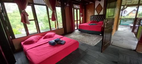 Canyon Jungle Stay in Guguk Panjang