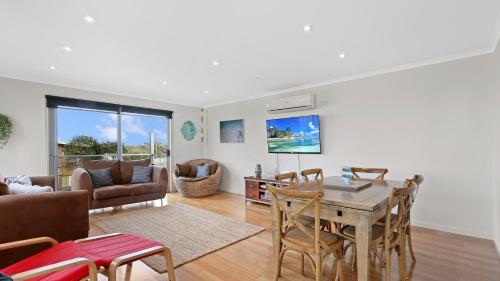 Shore Thing Upstairs - Coastal Family Retreat in Lake Tyers Beach