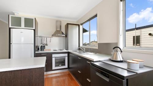 virtuve, Shore Thing Upstairs - Coastal Family Retreat in Lake Tyers Beach