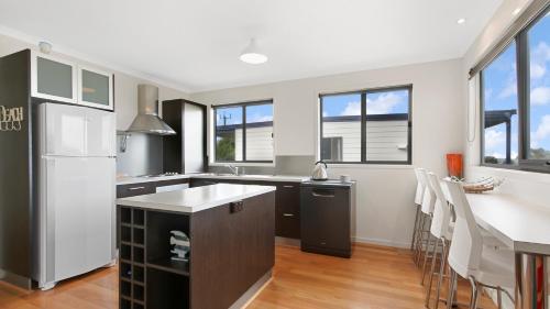 virtuve, Shore Thing Upstairs - Coastal Family Retreat in Lake Tyers Beach