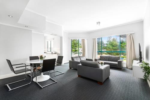 The Coogee View Beachfront Serviced Apartments - image 9