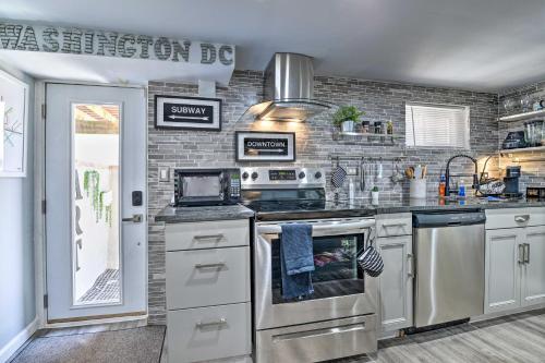 Stylish DC Studio about 5 Mi to National Mall! thumb 4