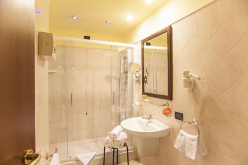 Hotel Tuscolana - image 11