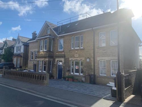 Hotellet från utsidan, 3 Bed apartment Central Cowes, free parking and ferry voucher in Cowes Medina