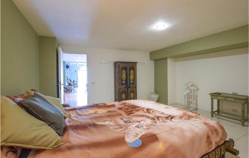 Amazing apartment in Riva di Solto with Outdoor swimming pool, 2 Bedrooms and WiFi in Riva Di Solto