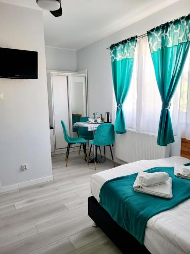 1 double bed, 1 twin bed