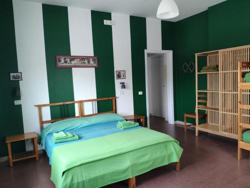 1 queen bed, 2 bunk beds