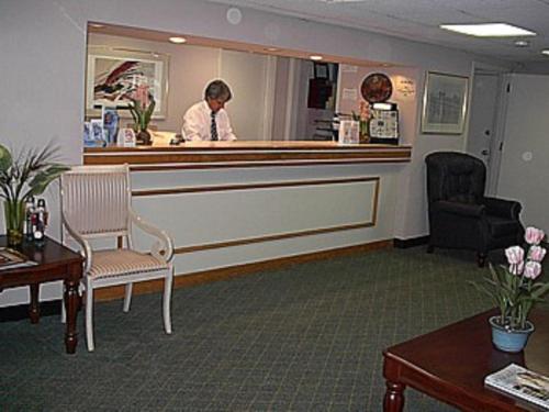 Economy Inn - image 13