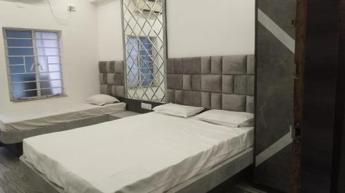 1 twin bed, 1 futon bed