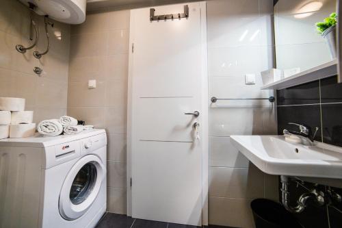 Studio Apartment Cosy & Artsy - image 9