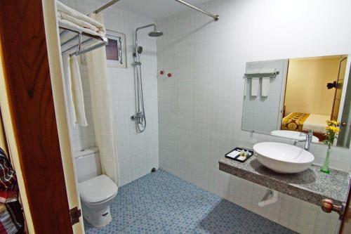 Bathroom, Royal Pearl Hotel in Mandalay