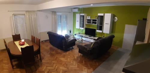 อาหารและเครื่องดื่ม, Apartment Elena in กาโลวัซ