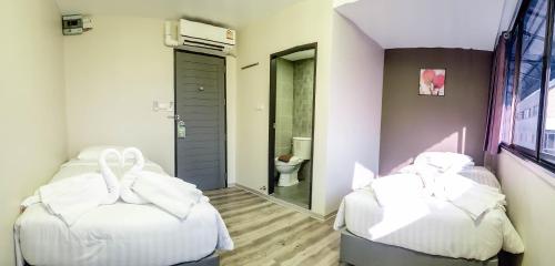 room detail thumbnail 2