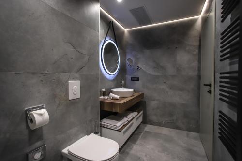 370234244 Hotel Medistone