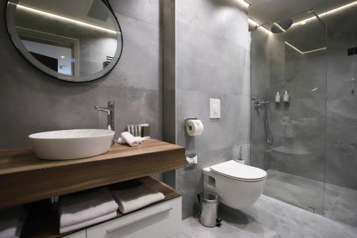 370234595 Hotel Medistone