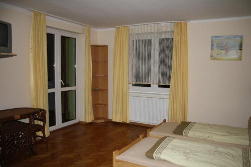 1 double bed, 1 twin bed, 1 sofa bed