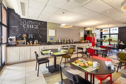 Храна и напитки, B&B HOTEL Saint-Quentin-en-Yvelines Centre Gare 4 etoiles in Монтиньо ле Бретон