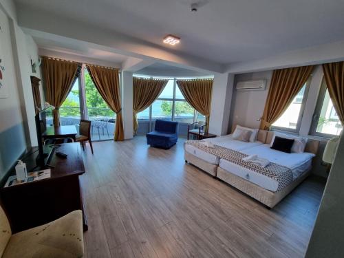 1 queen bed, 1 sofa bed