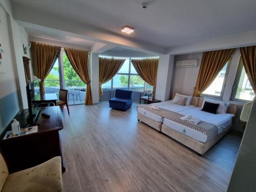 Superior Double Room with Lake View and Balcony