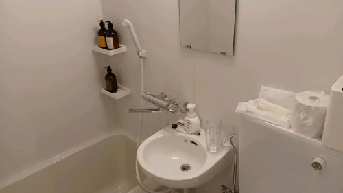 Economy Twin Room image 3