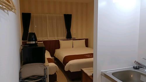 Economy Twin Room image 10